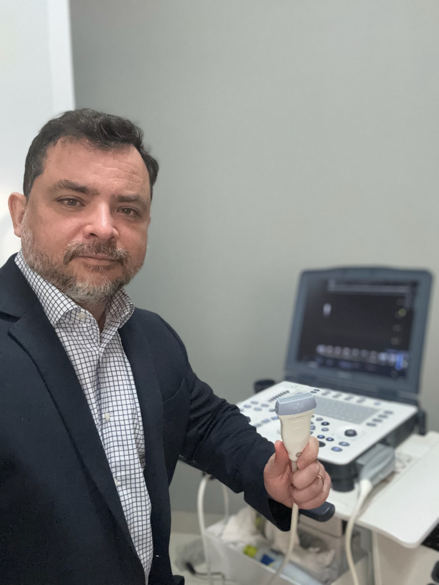 Dr. Ednardo Rodrigues em procedimento vascular
